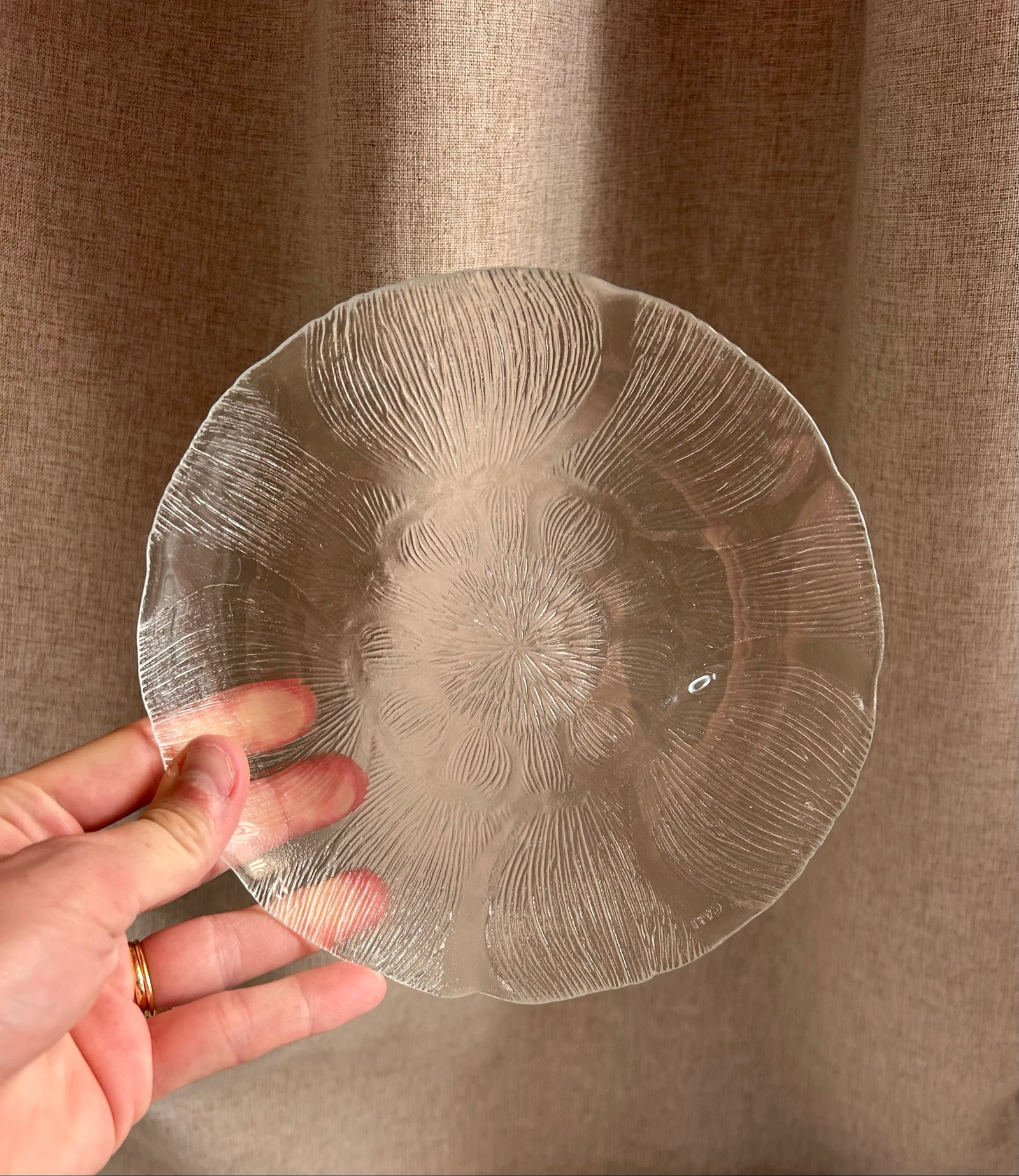 Vintage textured molded glass bowl / plate CALI France – Flower Decor – 19 cm – photo 4